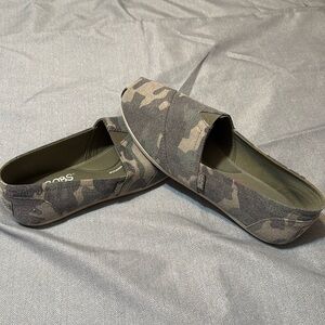 Brand New Camo Toms